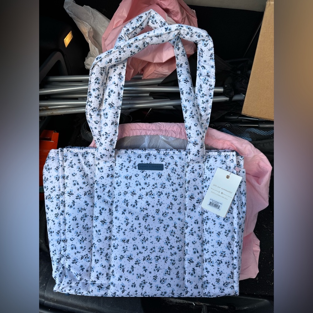NWT Poppy and Peonies On The Go Tote Blue Floral